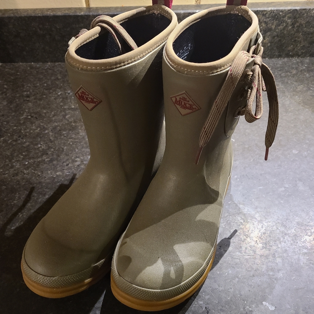 Muck boots army green in color size 5